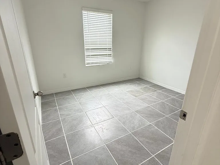 187 Emanuelle Dr — Photo 47