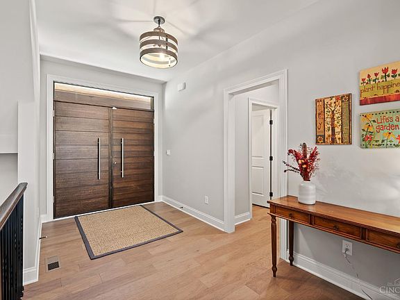 4th image of 960 Oak Ridge Ln