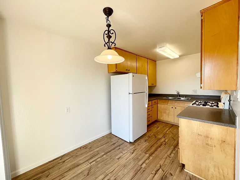 1093 W L St — Photo 8