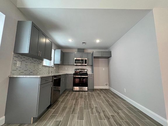 4th image of 136 Milford Ave #2
