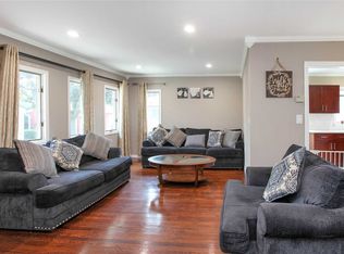 333 Spruce Ln, East Meadow, NY 11554