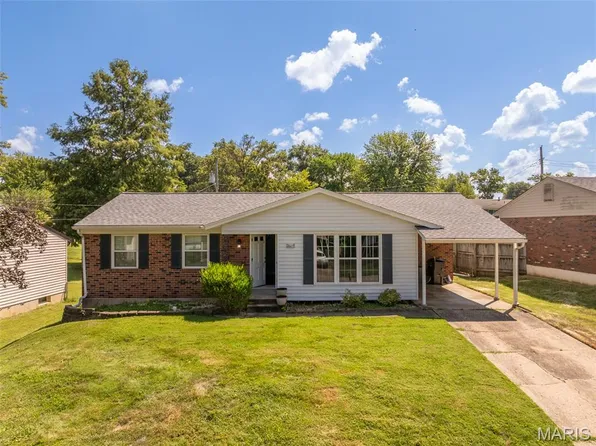 2117 Bolton St, Saint Charles, MO 63301