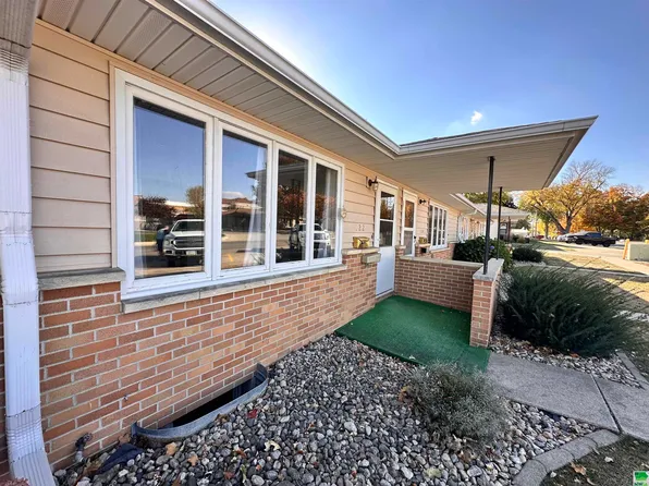 122 3rd St SE, Orange City, IA 51041