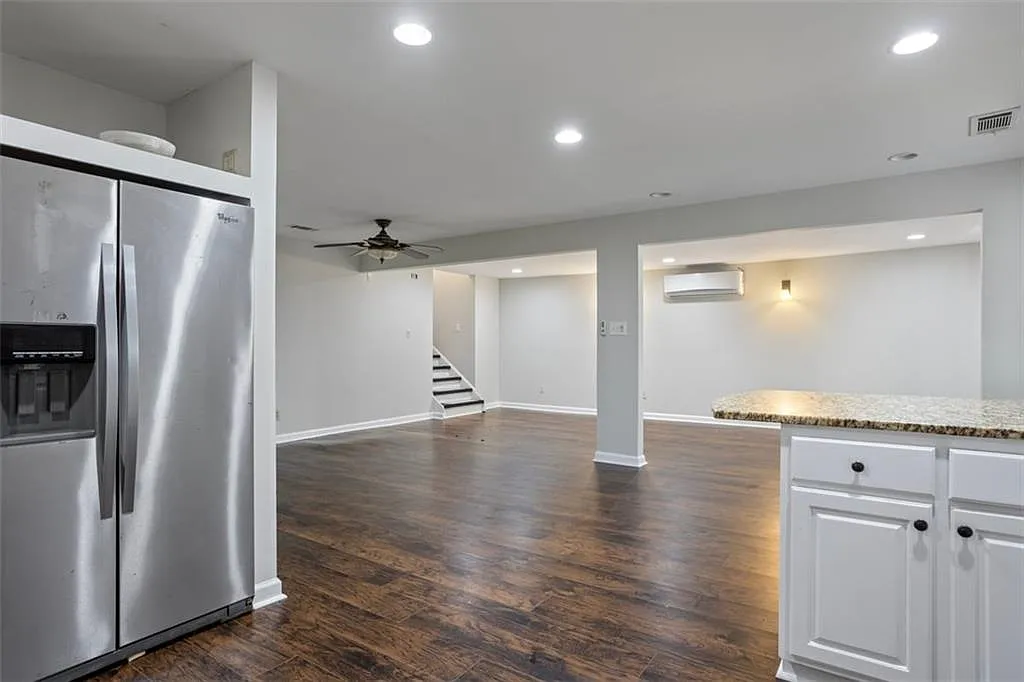 4 bed, 3.0 bath, 2700 sqft, $2,500 — Photo 4