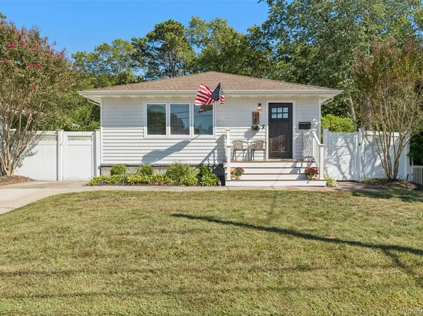 19 Salem Street, Islip Terrace, NY 11752