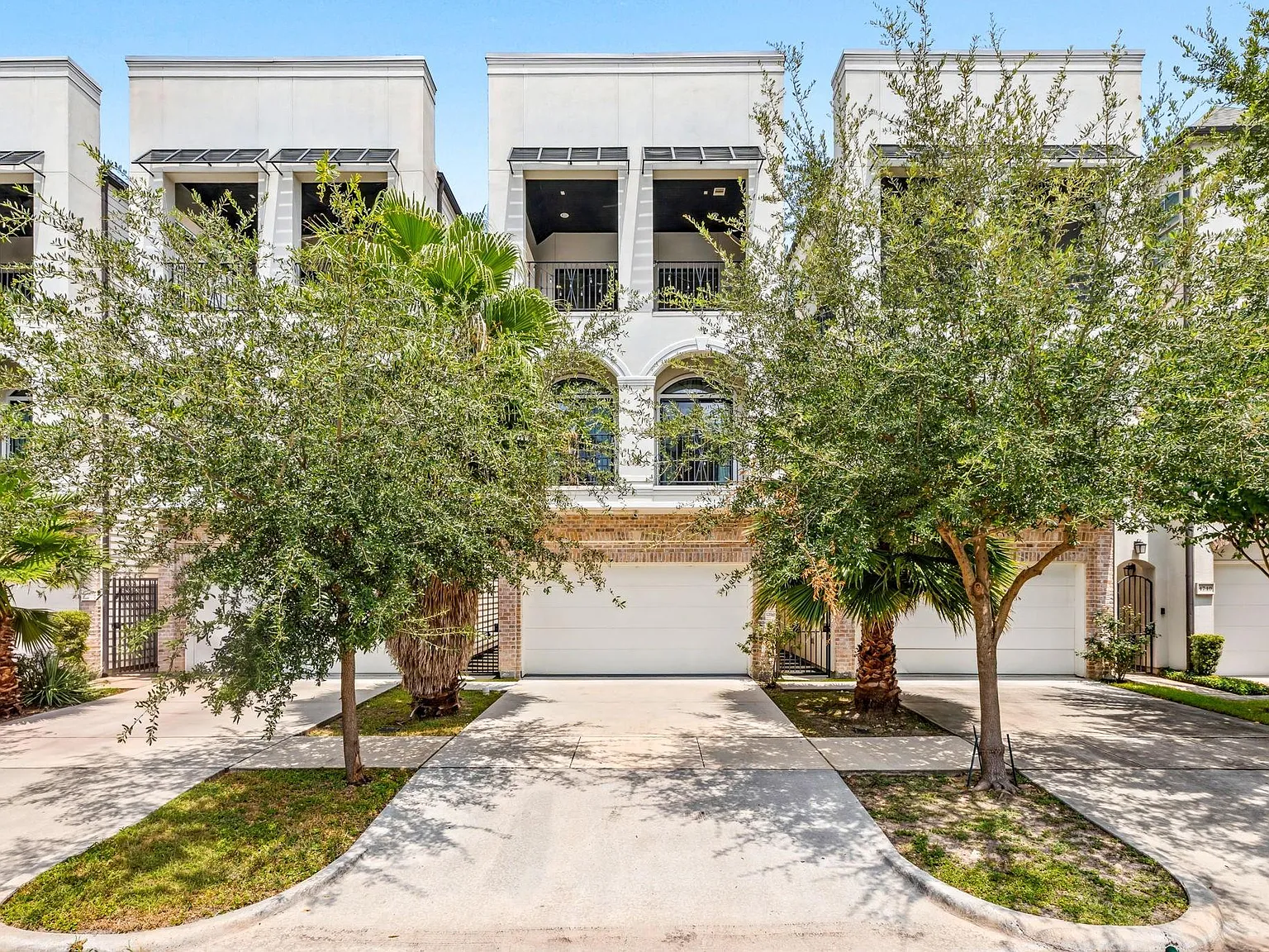 3 bed, 3.5 bath, 2608 sqft, $5,295 — Photo 3