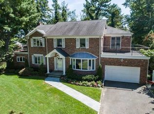 21 Hawthorne Ln, Great Neck, NY 11023