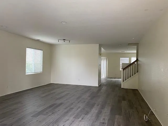 5 bed, 2.5 bath, 2717 sqft, $3,800 — Photo 2