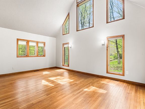 3rd image of 320 Nagog Hill Rd
