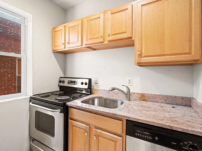 1110 Columbia Rd NW — Photo 8