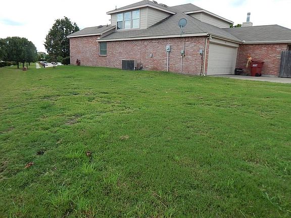 4th image of 412 Singleton Dr