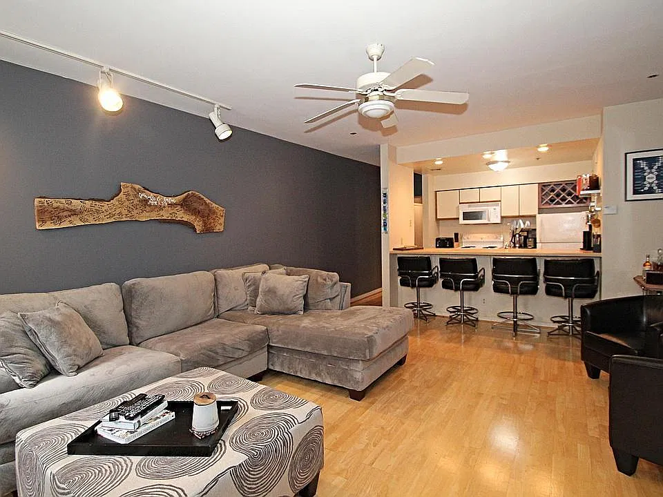 2 bed, 959 sqft, $1,995 — Photo 2