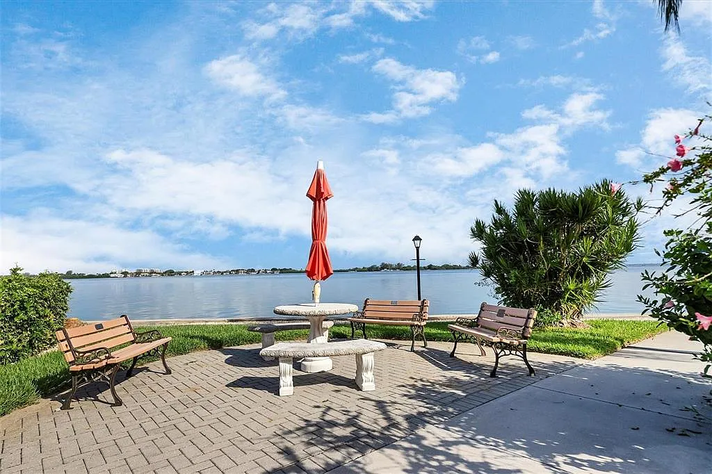 2 bed, 2.0 bath, 882 sqft, $5,500 — Photo 4