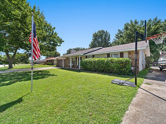 3rd image of 1406 Orchard Dr