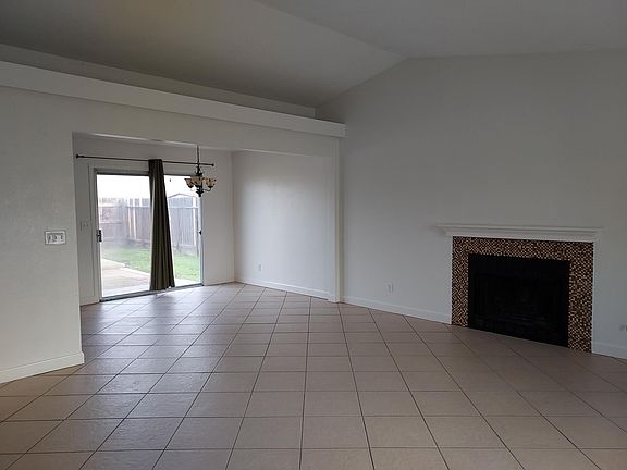 living room/dining area