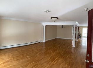 22 Skymark Ct, Upper Saddle River, NJ 07458