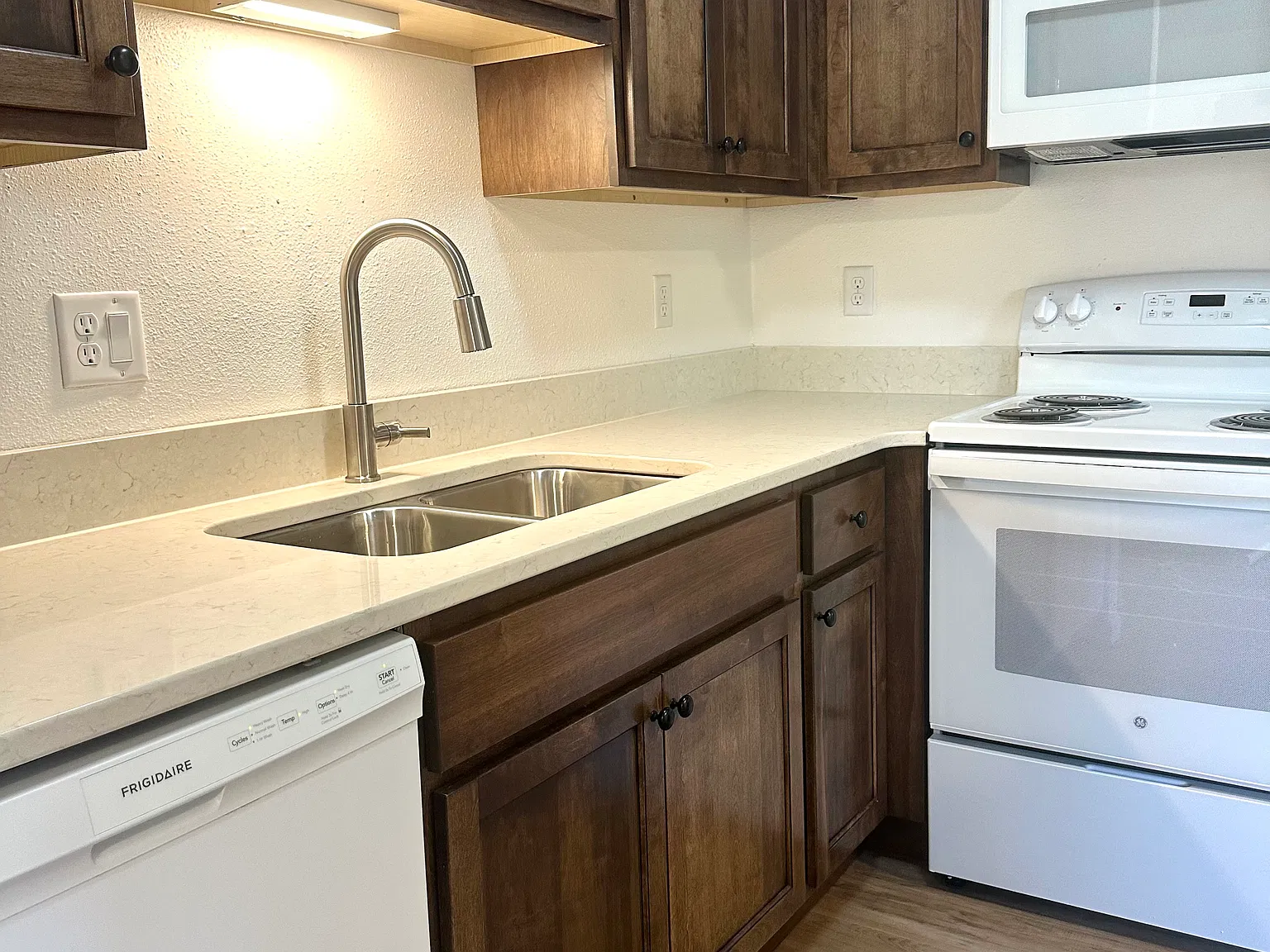 2 bed, 900 sqft, $1,100 — Photo 2