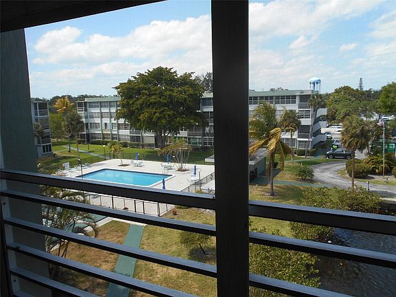 3rd image of 2761 Taft Street #408