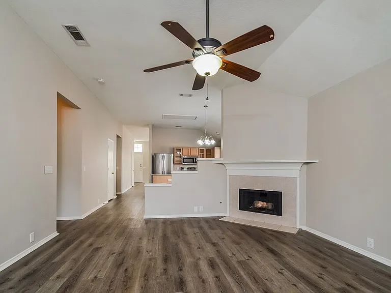 802 Lake Bridge Dr — Photo 5