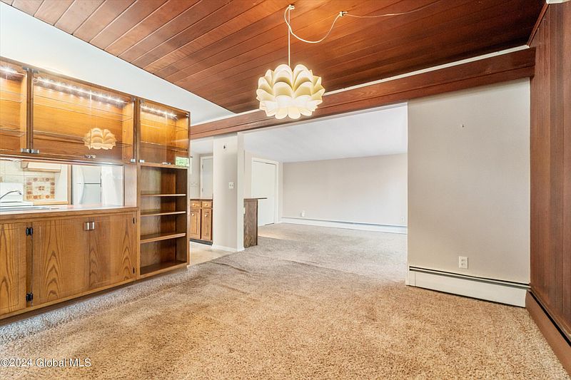 5th image of 28 W Glenwood Drive