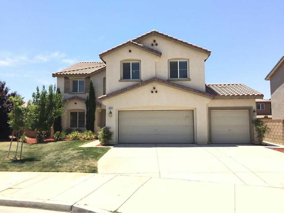 1st image of 44257 Dahlia St