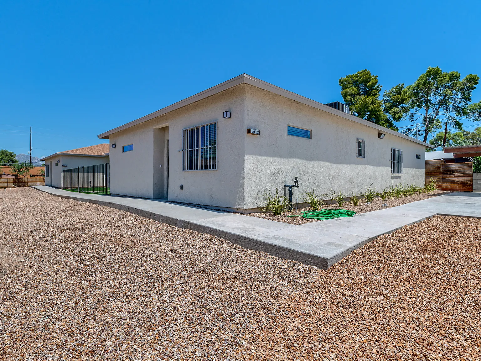 1613 E Hedrick Dr — Photo 3