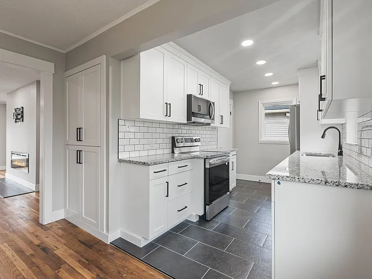 B345AG — Photo 23