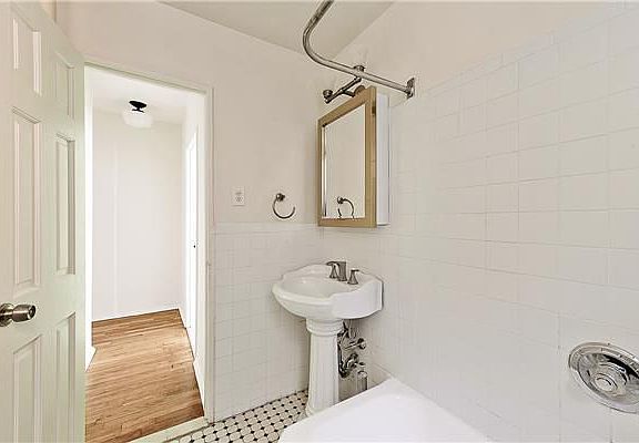 5th image of 510 Kappock St APT 1F