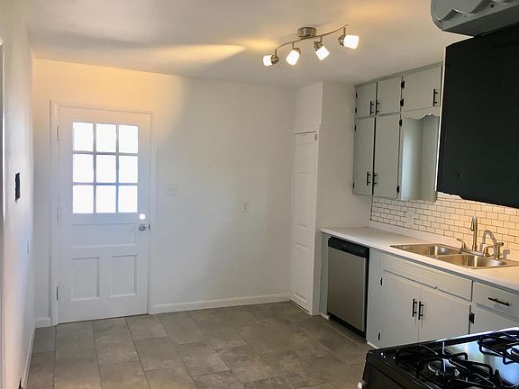 3rd image of 902 Lorenzo St #1