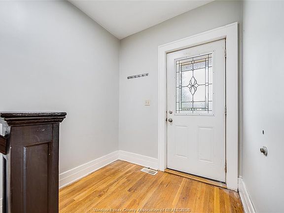 5th image of 392 Curry Ave