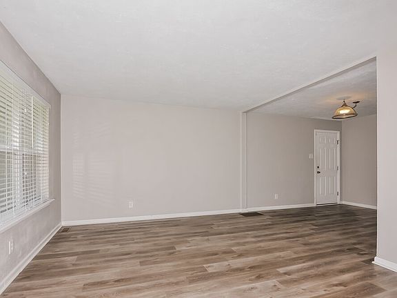 5th image of 25 Forestwood Dr