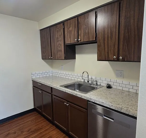 Whitman Park Apartments — Photo 16