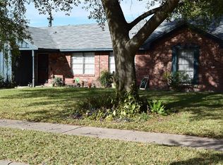 910 Rainy River Dr, Houston, TX 77088