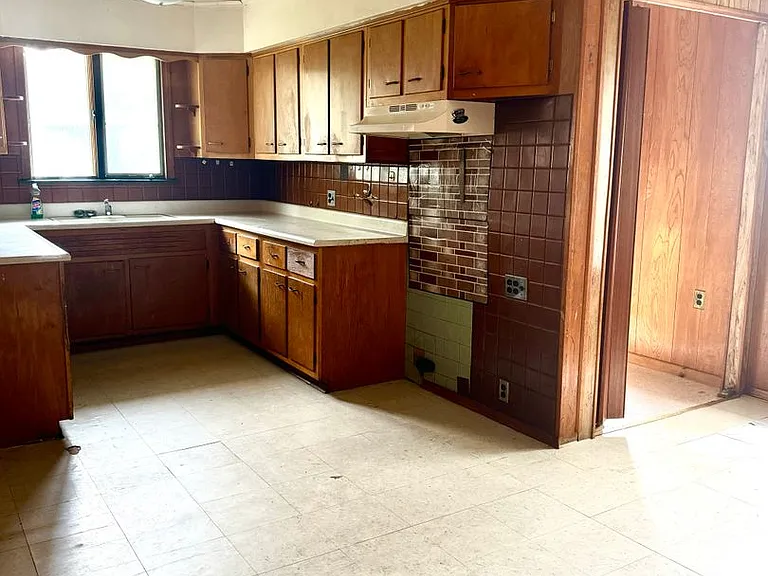 243 Clay Ave — Photo 5