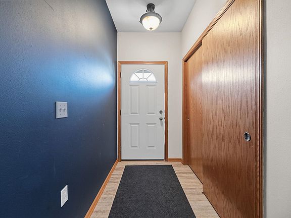 4th image of 1010 Parkview Dr APT 3