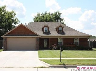 2401 N Westwood Dr, Claremore, OK 74017