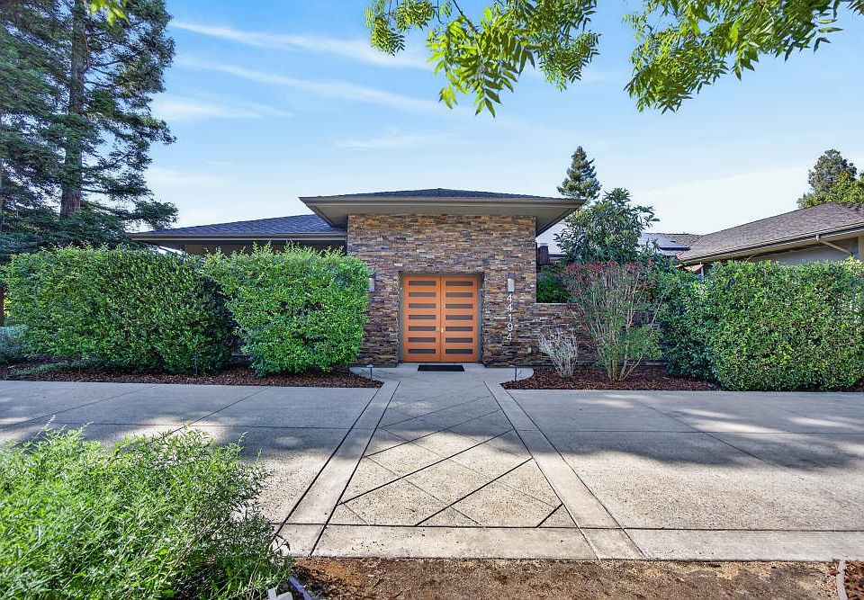 1st image of 44194 Lakeview Dr