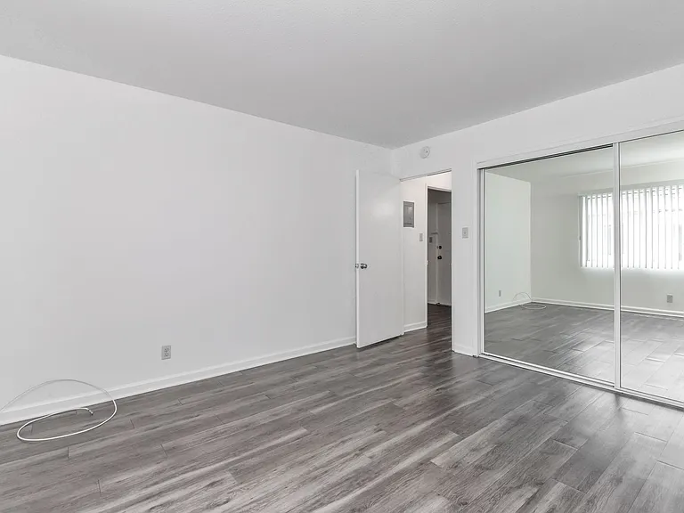 1799 N Hollywood Way — Photo 15