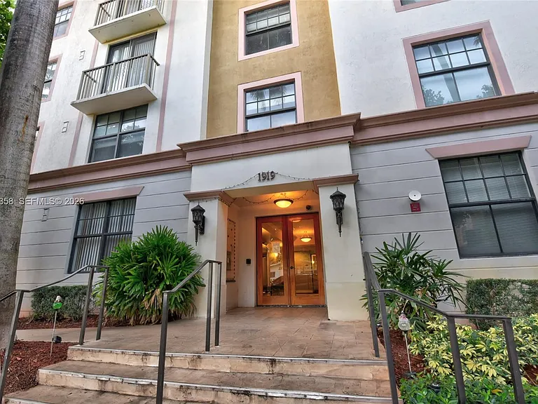 1919 Van Buren St #311A — Photo 2