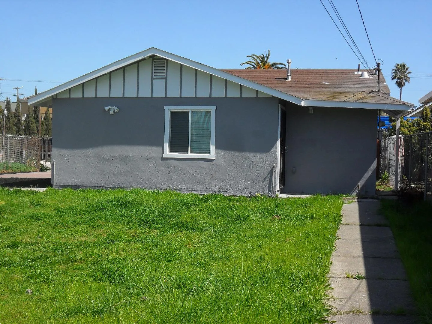 566 4th St photo 1