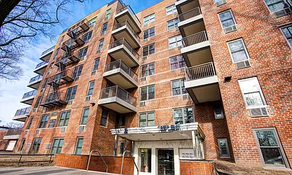 Pelham Park View at 1135 Pelham Parkway North in Pelham Gardens