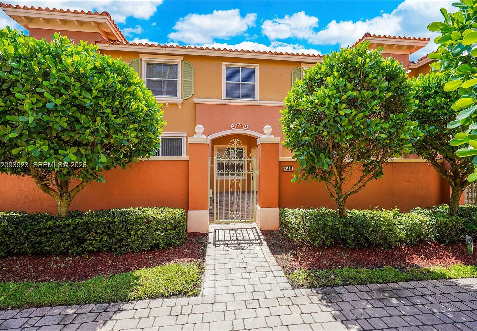 Hampton Isles Condo — Photo 1