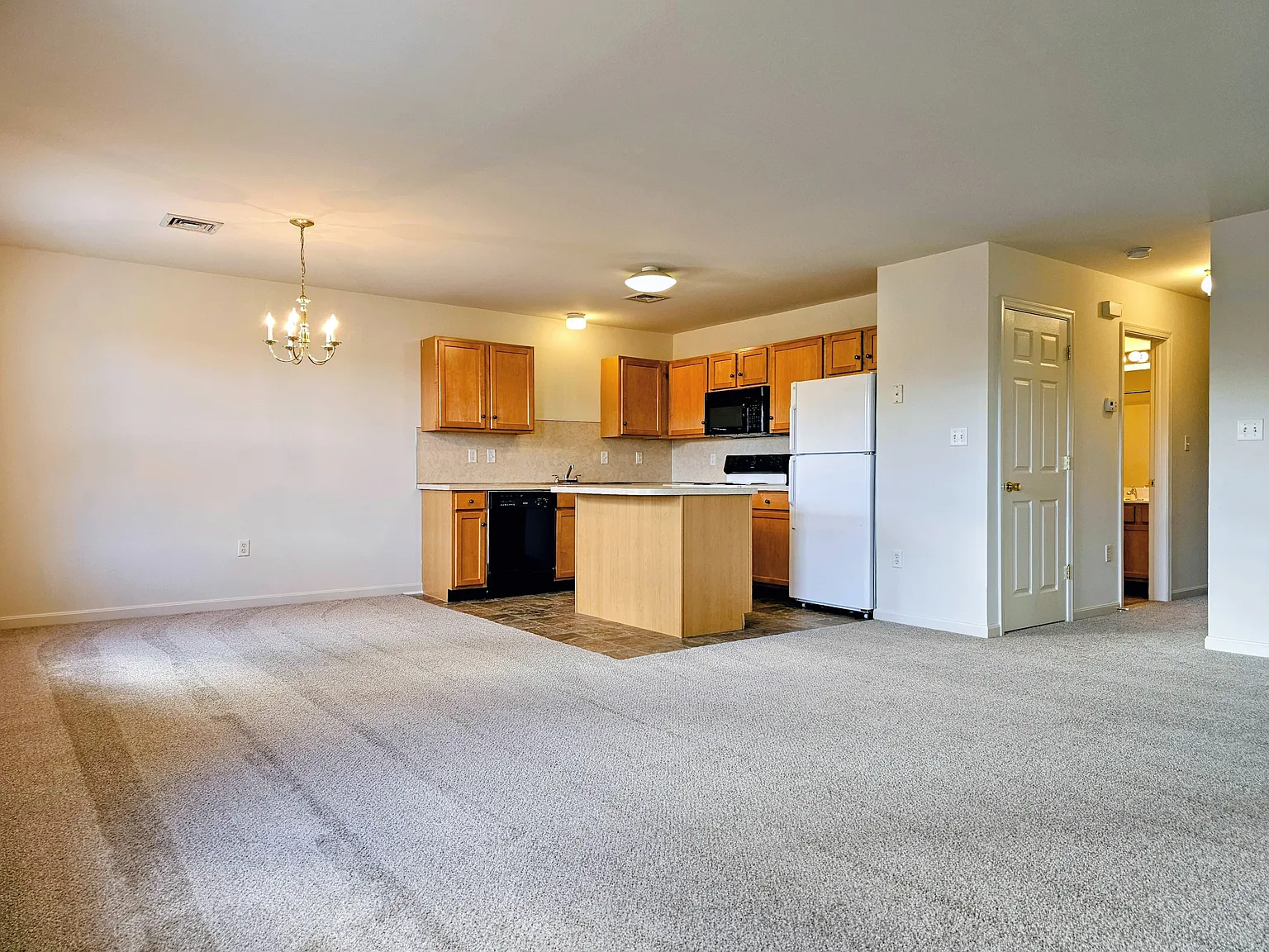 2 bed, 1.5 bath, 1182 sqft, $1,550 — Photo 3