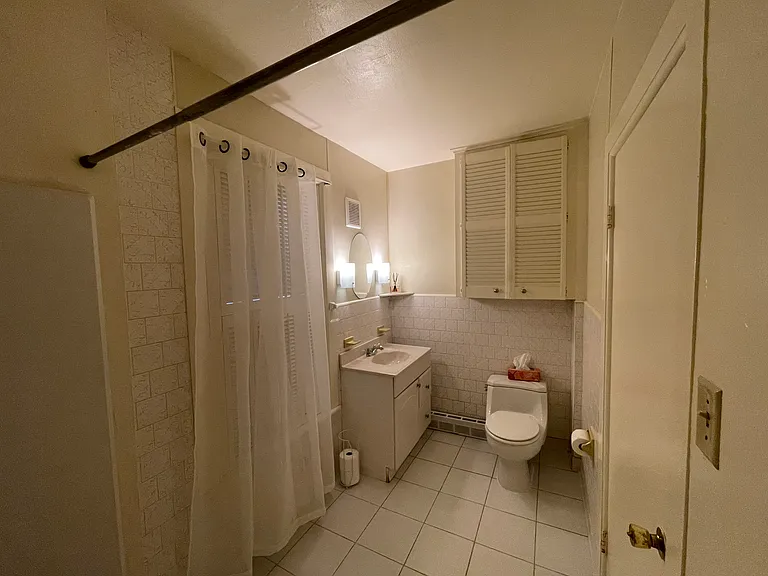 Full Bathroom 2