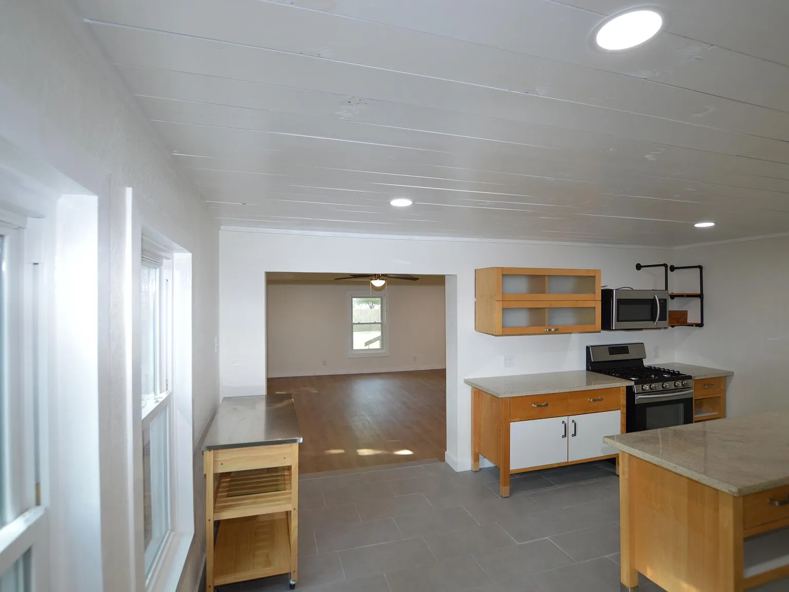 5 bed, 3.5 bath, 2442 sqft, $2,450 — Photo 2