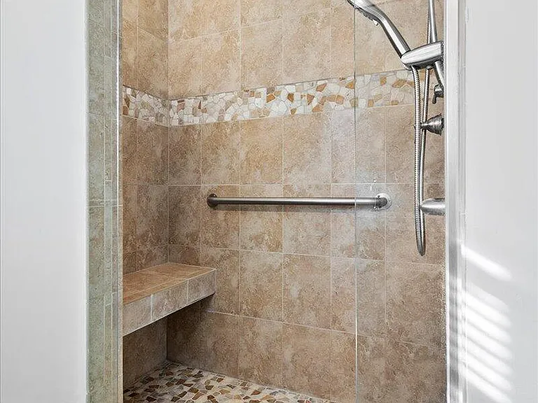 2412 N Lakeside Dr — Photo 13