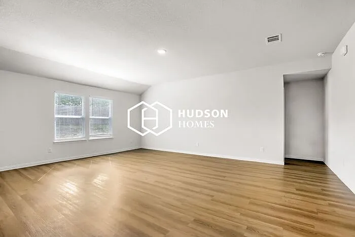 3 bed, 2.0 bath, 1660 sqft, $1,665 — Photo 2