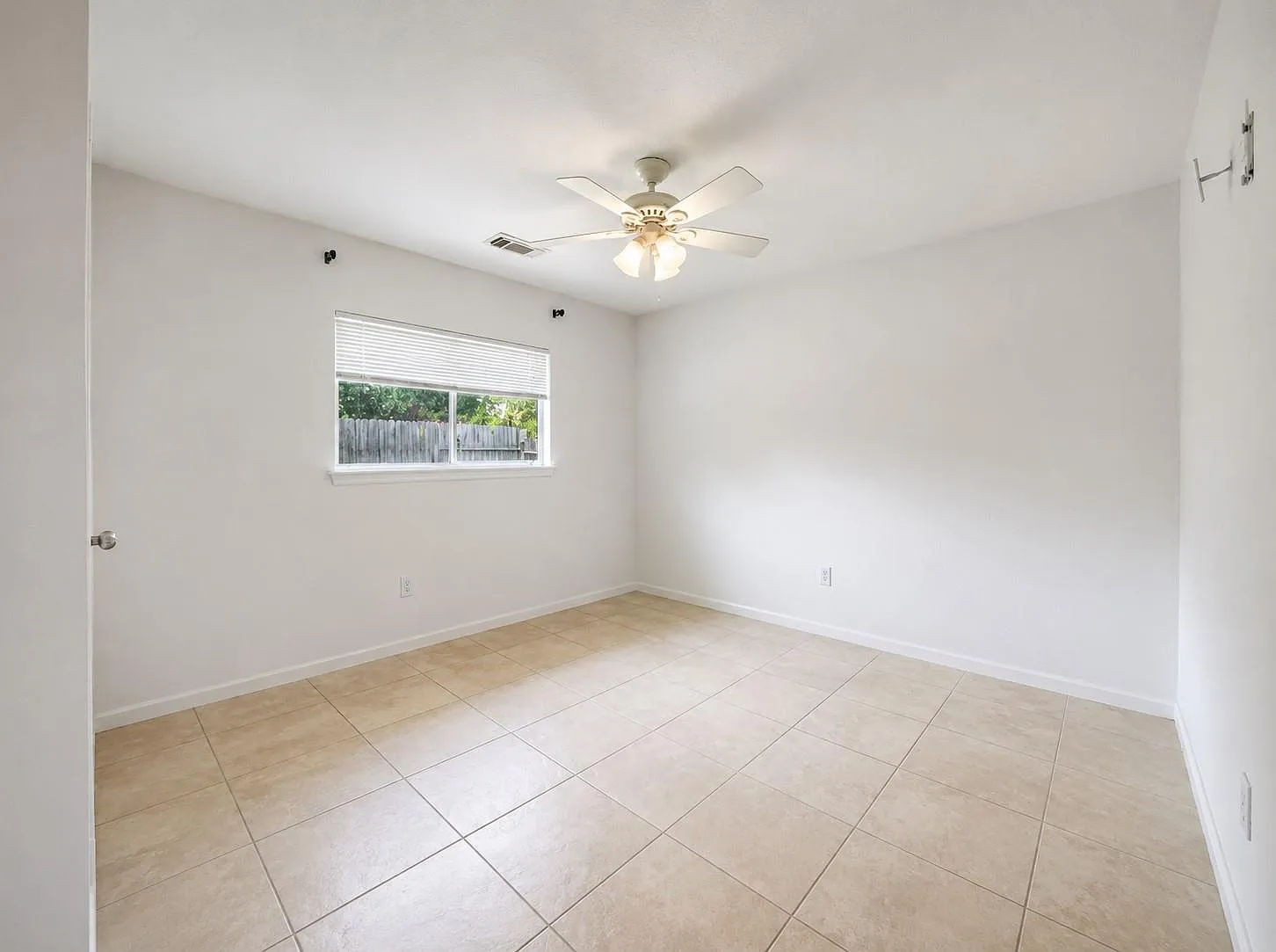 3 bed, 2.0 bath, 1860 sqft, $1,950 — Photo 4
