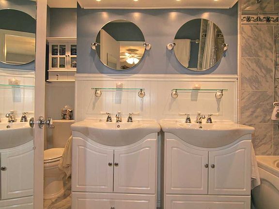 Master bath w/ dual sinks & spa tub