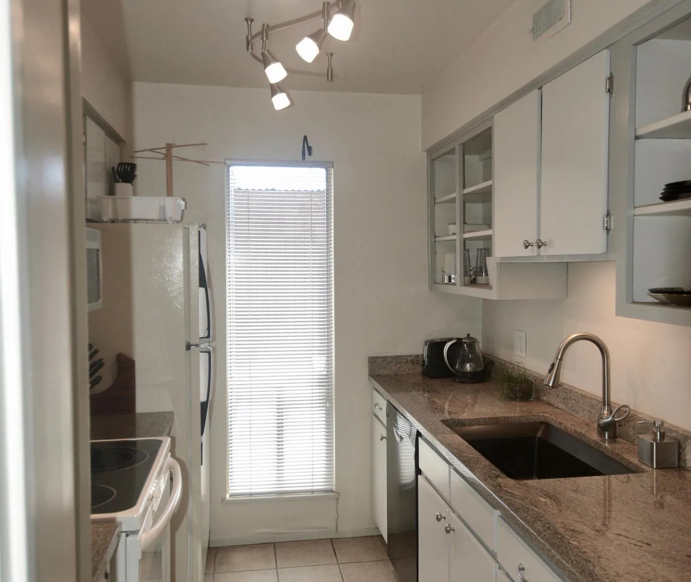 1 bed, 940 sqft, $1,500 — Photo 2